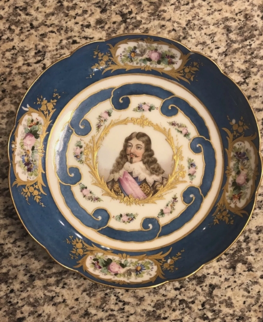塞夫勒風格皇家塞萊斯特塔扎 (Royal Céleste Tazza)，附有國王路易十三蠟畫肖像 - S+